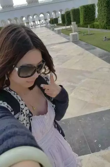 一女子非要去杜拜撿垃圾,家人攔都攔不住!結果嚇你一跳