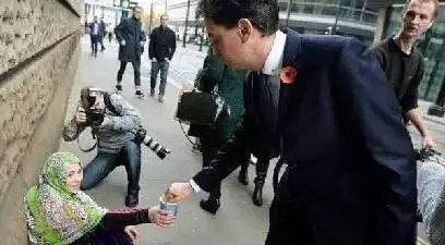 一女子非要去杜拜撿垃圾,家人攔都攔不住!結果嚇你一跳