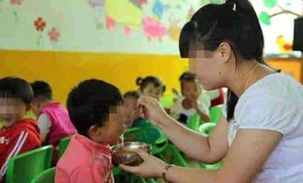 4歲女童一嘴小黑牙,兒科醫生:不是因為糖,而是家長的這種行為