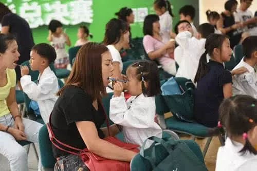 4歲女童一嘴小黑牙,兒科醫生:不是因為糖,而是家長的這種行為