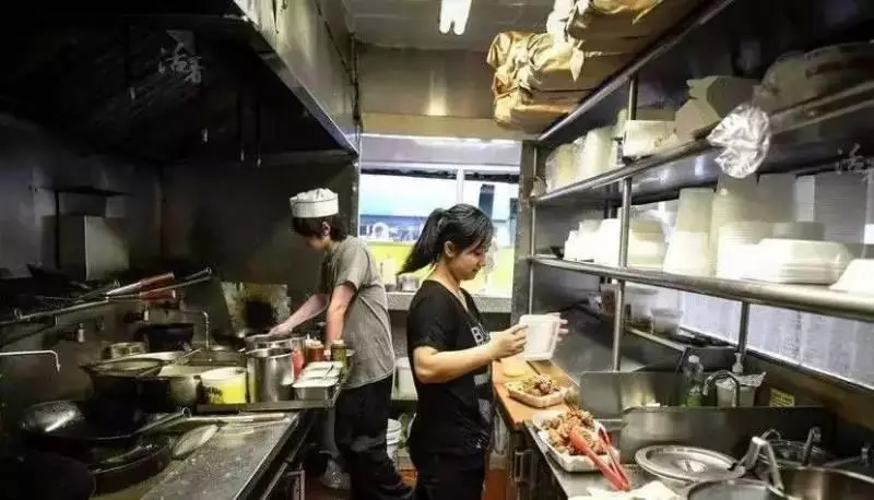 網友曝光! 華人老闆穿名牌卻給員工吃剩菜,在中餐廳打過工的人都有難以癒合的疤