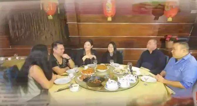 網友曝光! 華人老闆穿名牌卻給員工吃剩菜,在中餐廳打過工的人都有難以癒合的疤