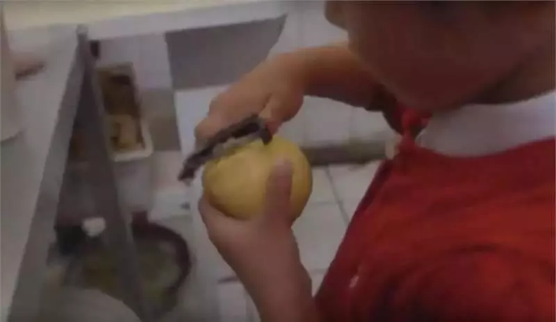 網友曝光! 華人老闆穿名牌卻給員工吃剩菜,在中餐廳打過工的人都有難以癒合的疤
