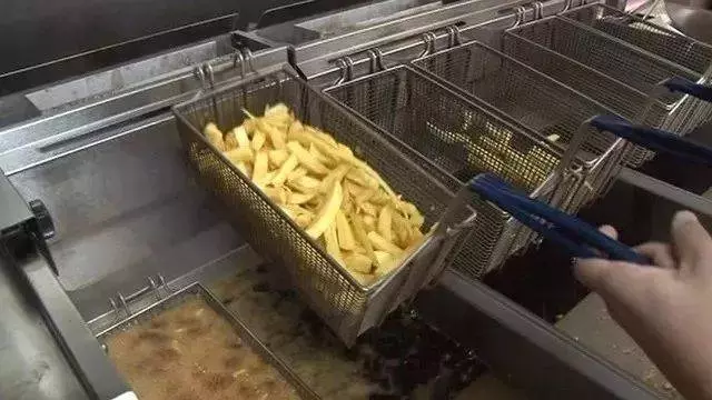 網友曝光! 華人老闆穿名牌卻給員工吃剩菜,在中餐廳打過工的人都有難以癒合的疤