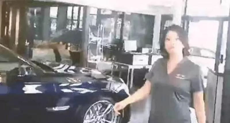 七歲女孩被4s店員工狂罵,豪車你賠不起,媽媽看不過去:你跪下我再買一輛