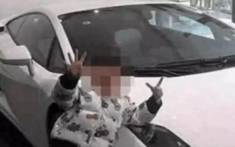 七歲女孩被4s店員工狂罵,豪車你賠不起,媽媽看不過去:你跪下我再買一輛