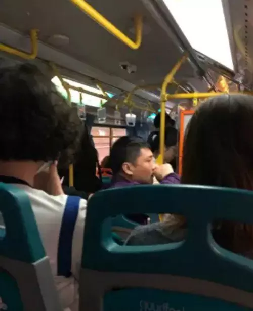 公然在眾目睽睽下坐在垃圾桶上大解,驚呆全車乘客