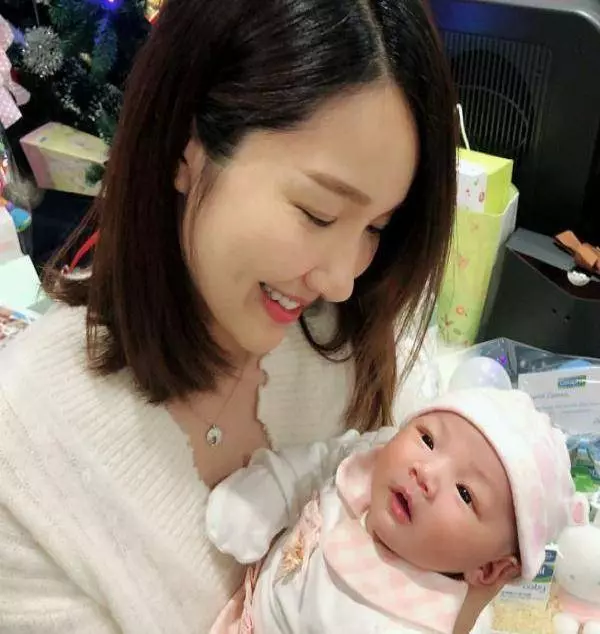 李亞男素顏帶娃露面,女兒嘟嘴吐舌太可愛好似翻版王祖藍