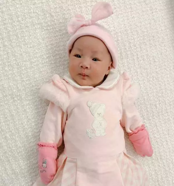 李亞男素顏帶娃露面,女兒嘟嘴吐舌太可愛好似翻版王祖藍