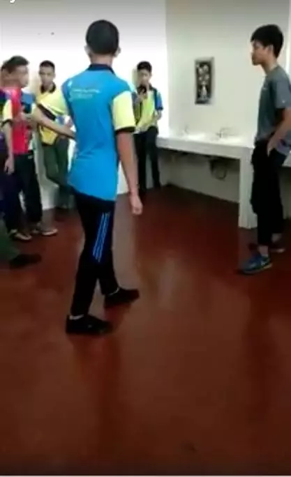 【大馬再有校園霸凌?】當同學是人肉沙包狂毆,其他人袖手旁觀惹網怒:教育部長出來!