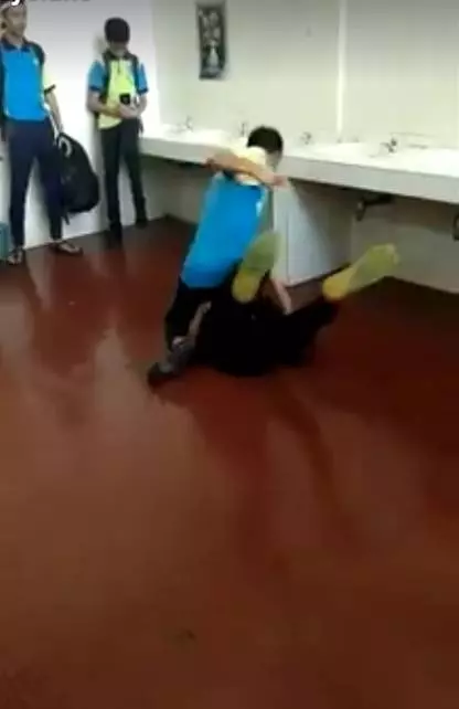 【大馬再有校園霸凌?】當同學是人肉沙包狂毆,其他人袖手旁觀惹網怒:教育部長出來!