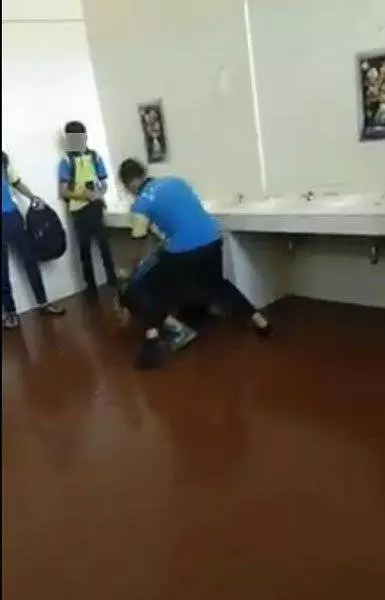 【大馬再有校園霸凌?】當同學是人肉沙包狂毆,其他人袖手旁觀惹網怒:教育部長出來!