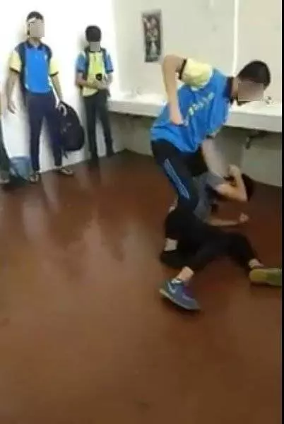 【大馬再有校園霸凌?】當同學是人肉沙包狂毆,其他人袖手旁觀惹網怒:教育部長出來!