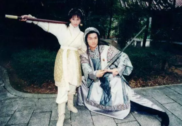 嫁豪門後丈夫被討債,落魄時佘詩曼雪中送炭,今42歲再成豪門闊太