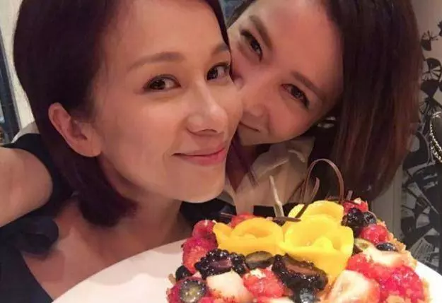 嫁豪門後丈夫被討債,落魄時佘詩曼雪中送炭,今42歲再成豪門闊太