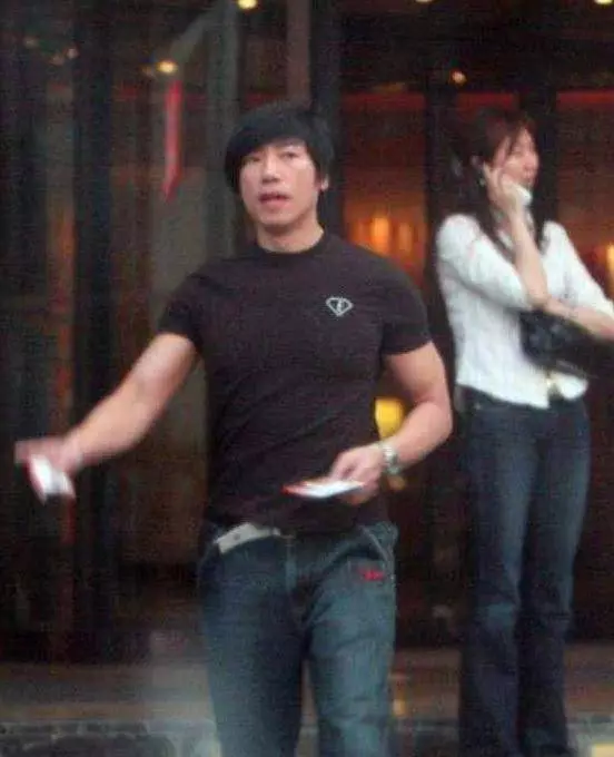 他為拍《古惑仔》腳踩關公像,事後吃齋數月只為贖罪,至今無兒女