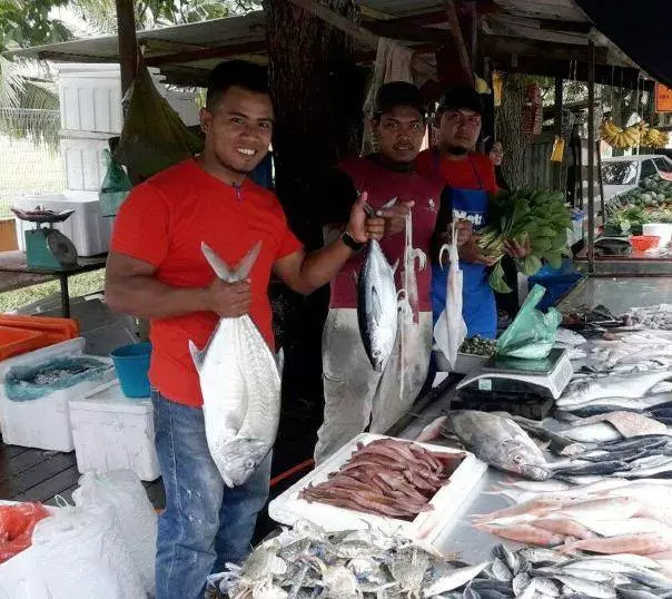 賣魚也可以賣出個春天?一天收入 RM 4000!23歲的他說:我不怕你笑,因為我賺比你多!
