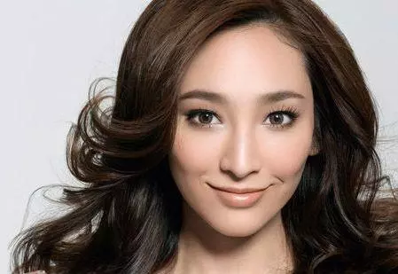  她曾被大小S看不起，如今未婚懷三胎男寶，身價已經幾十億 !