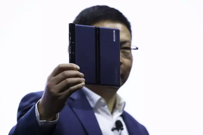 華為正式推出首款5G折迭手機,看過價格網友表示:涼了!