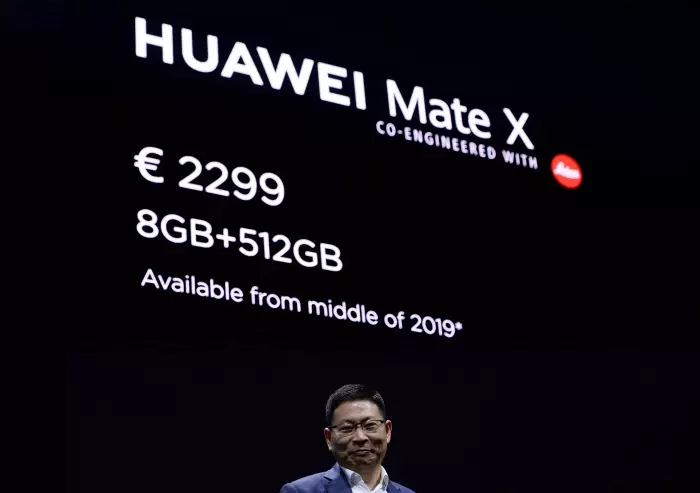 華為正式推出首款5G折迭手機,看過價格網友表示:涼了!