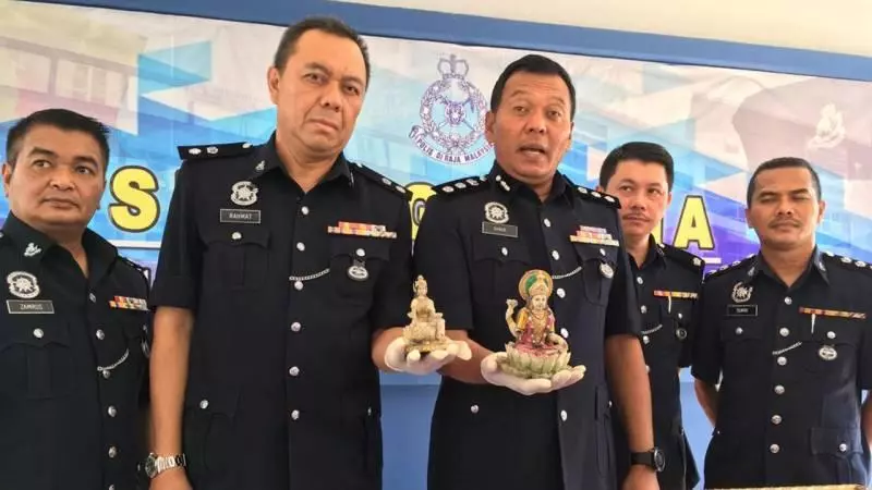 【抓到人了!】在Sembahyang地方放拿督公及興都神的男子已被捕,自揭放神像原因超傻眼!!!