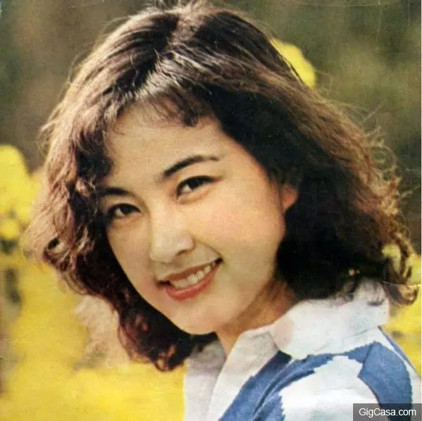 60歲仍風韻盎然的明星,偷吃小王被老公撞見竟當場下跪,她就是........