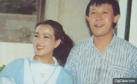 60歲仍風韻盎然的明星,偷吃小王被老公撞見竟當場下跪,她就是........