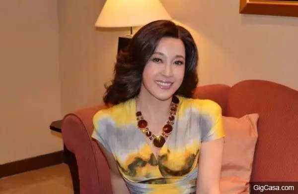 60歲仍風韻盎然的明星,偷吃小王被老公撞見竟當場下跪,她就是........
