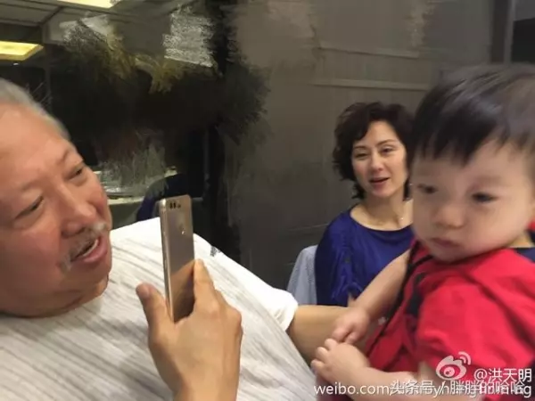 終於知道洪金寶「嘴唇上那道疤」是怎麼來的了!都是年輕時風流的債!如今後悔死了!