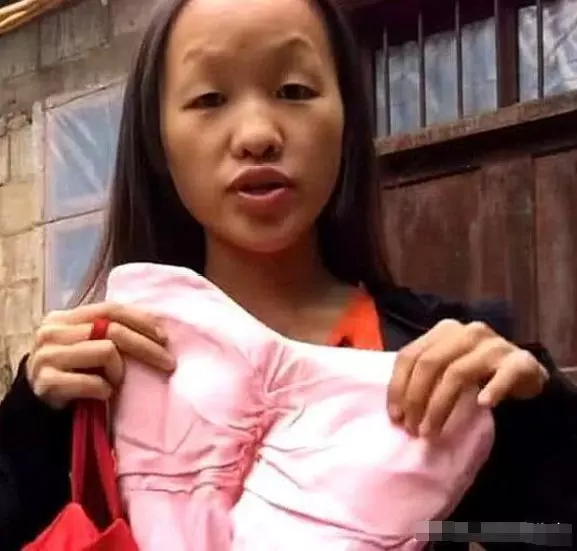「無眉小姐姐」相親遭嫌棄,化妝後驚艷了,富二代直接表白!