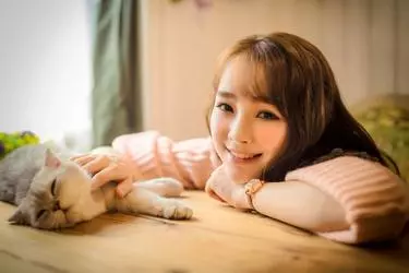 老公出差我偷偷帶人回家,半夜有人敲門,看清是誰後我笑出了聲