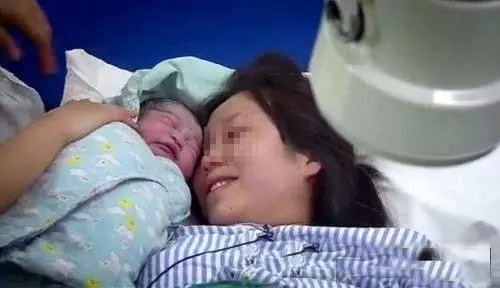 我連生三個女孩,婆婆帶個女人來家裡,打電話給老公後我心碎