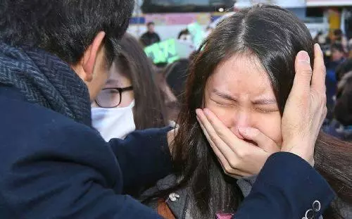 老公出事入獄我拿光家裡的錢,半年後在街上遇到一人我哭著請原諒