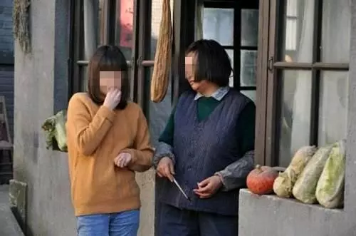 女兒坐月子親家不讓我去,偷偷上了他們家,我和親家母打成一團