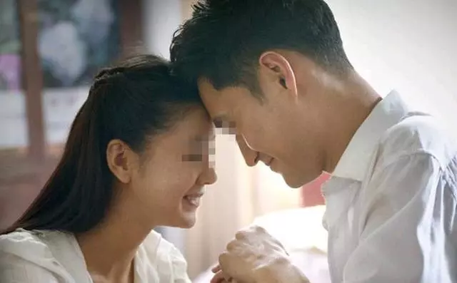 兒子發高燒我送他去醫院,繳費時我瞥見旁邊一女人,回家我提離婚