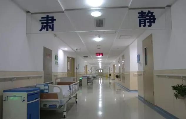 兒子發高燒我送他去醫院,繳費時我瞥見旁邊一女人,回家我提離婚