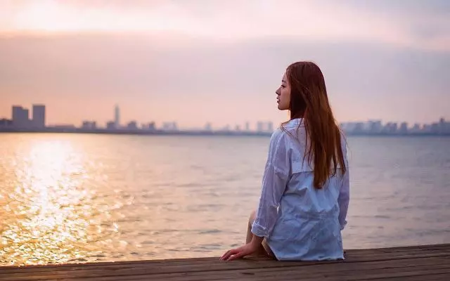 六千工資每個月給我媽四千,結婚時我媽給我一存摺打開一看我笑了