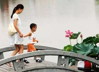 接我媽來城裡生活,放假回來見到她偷我錢,她的理由讓我氣急敗壞
