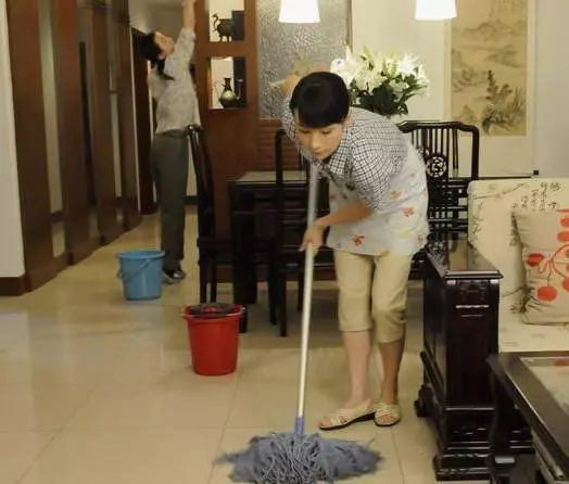 看到老公塞錢給懷孕保姆,知道孩子的父親後,我買房子送給保姆