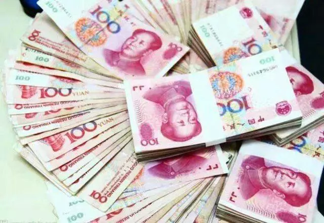 看到老公塞錢給懷孕保姆,知道孩子的父親後,我買房子送給保姆