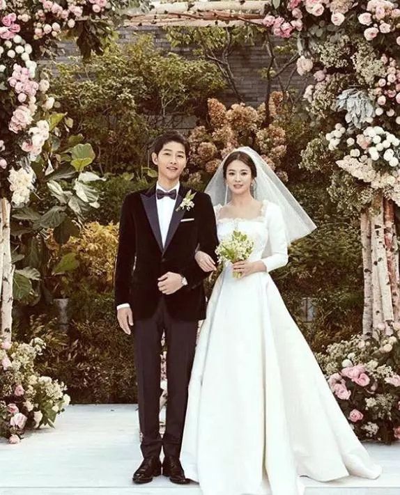 驚傳宋慧喬婚變?疑似「遭小三介入」,「手上大亮點」消失,然而現身機場的她全程笑容滿面!
