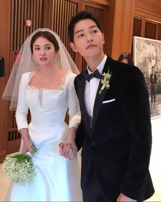 驚傳宋慧喬婚變?疑似「遭小三介入」,「手上大亮點」消失,然而現身機場的她全程笑容滿面!