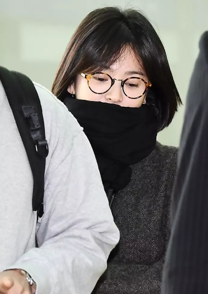 驚傳宋慧喬婚變?疑似「遭小三介入」,「手上大亮點」消失,然而現身機場的她全程笑容滿面!