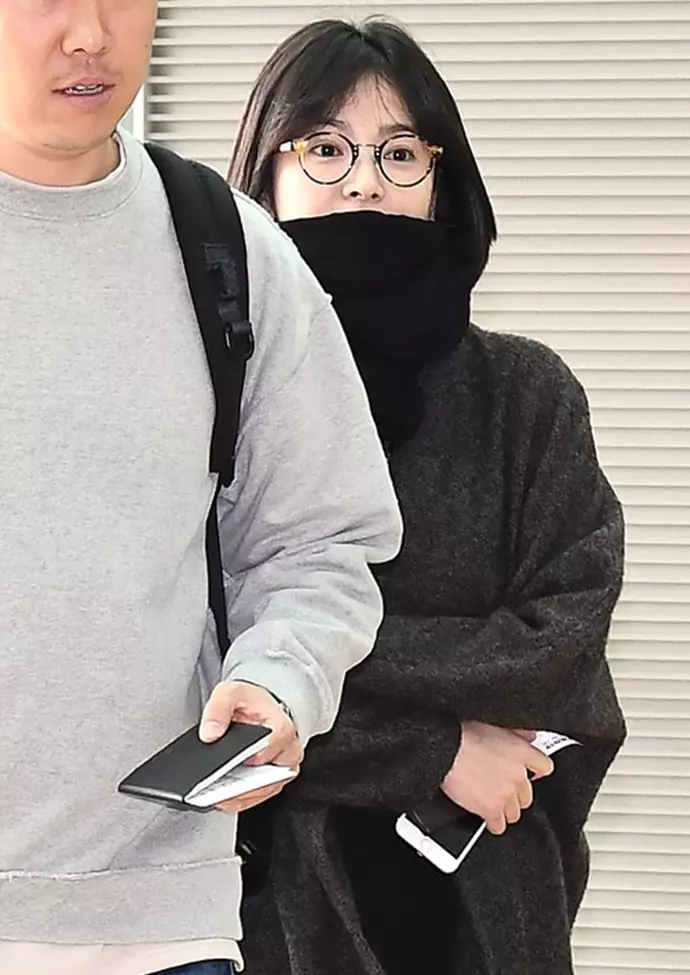 驚傳宋慧喬婚變?疑似「遭小三介入」,「手上大亮點」消失,然而現身機場的她全程笑容滿面!