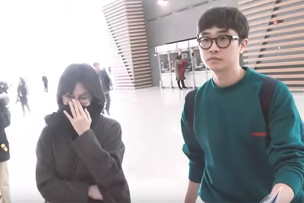 驚傳宋慧喬婚變?疑似「遭小三介入」,「手上大亮點」消失,然而現身機場的她全程笑容滿面!