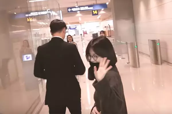 驚傳宋慧喬婚變?疑似「遭小三介入」,「手上大亮點」消失,然而現身機場的她全程笑容滿面!
