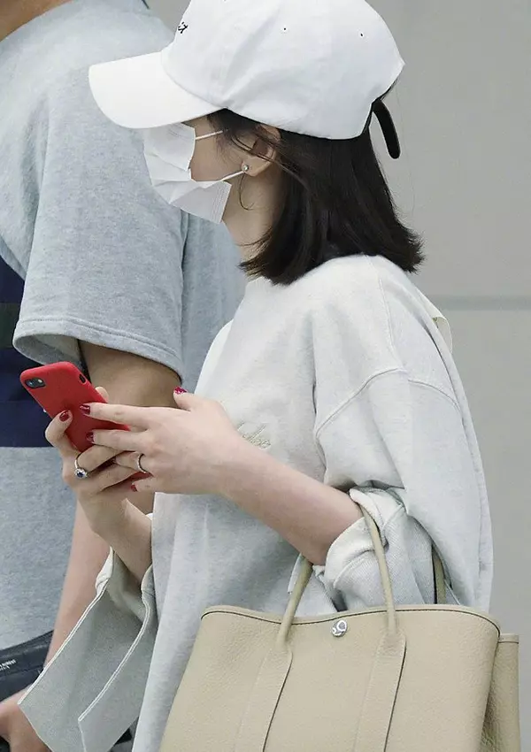 驚傳宋慧喬婚變?疑似「遭小三介入」,「手上大亮點」消失,然而現身機場的她全程笑容滿面!