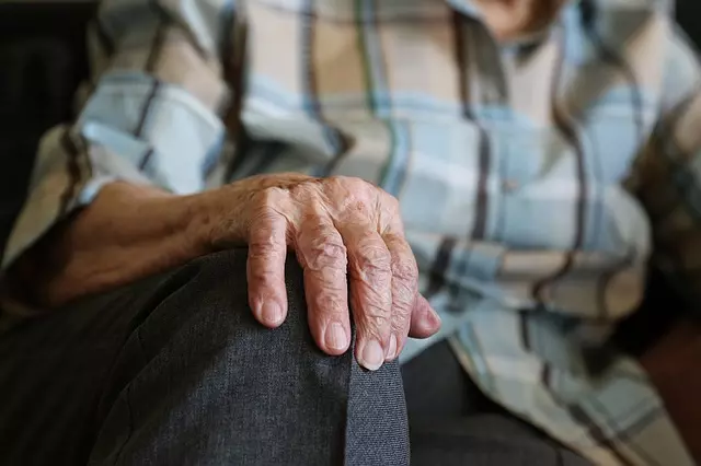 爺爺走了幾個月後,孫子打開衣櫃驚見「打結襯衫」!萬人秒噴淚:「是真愛~」