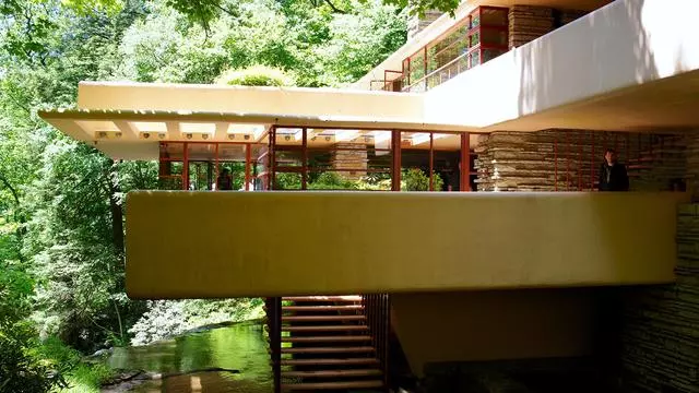 土豪建隱藏在叢林中的流水別墅,人跡罕至,晚上不害怕嗎?