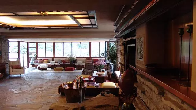 土豪建隱藏在叢林中的流水別墅,人跡罕至,晚上不害怕嗎?